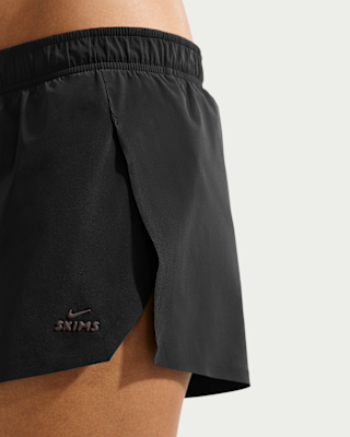 NIKE公式】NikeSKIMS Stretch Nylon ウィメンズ ランナーショート